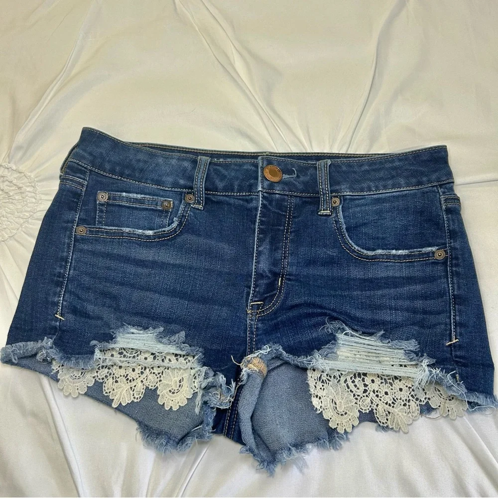 American Eagle Denim & Cream Lace Pocket Frayed Hem Shortie Jean Shorts Size 8